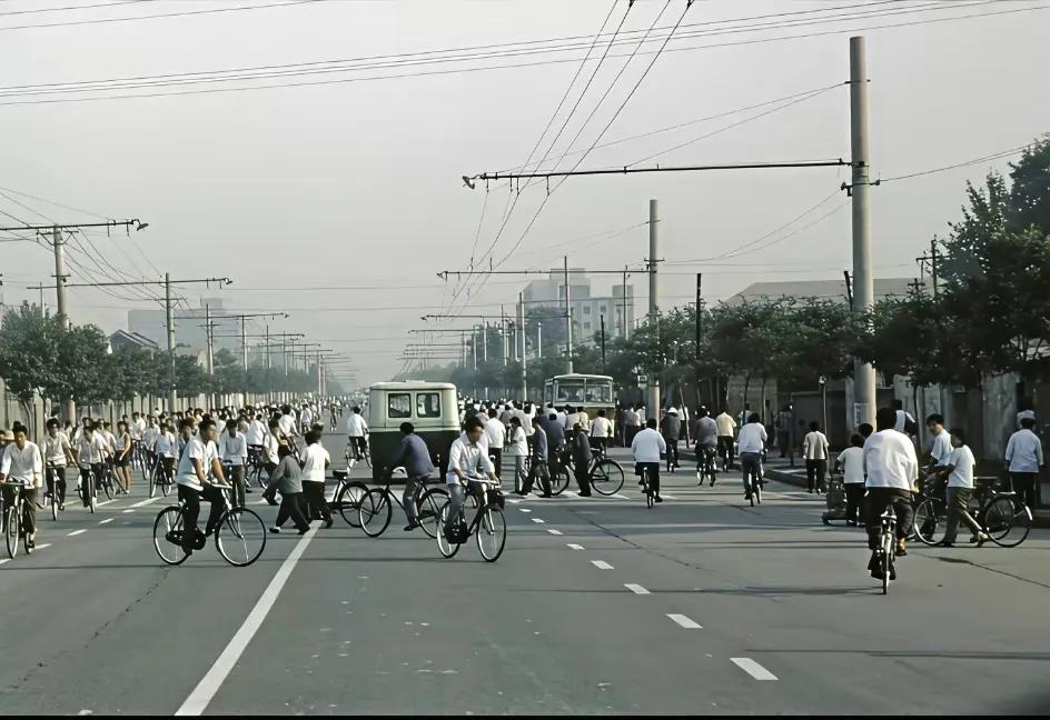 80年代的北京大街，满满的回忆，看到这张照片，心情还是那样温馨，那时候的北京真的