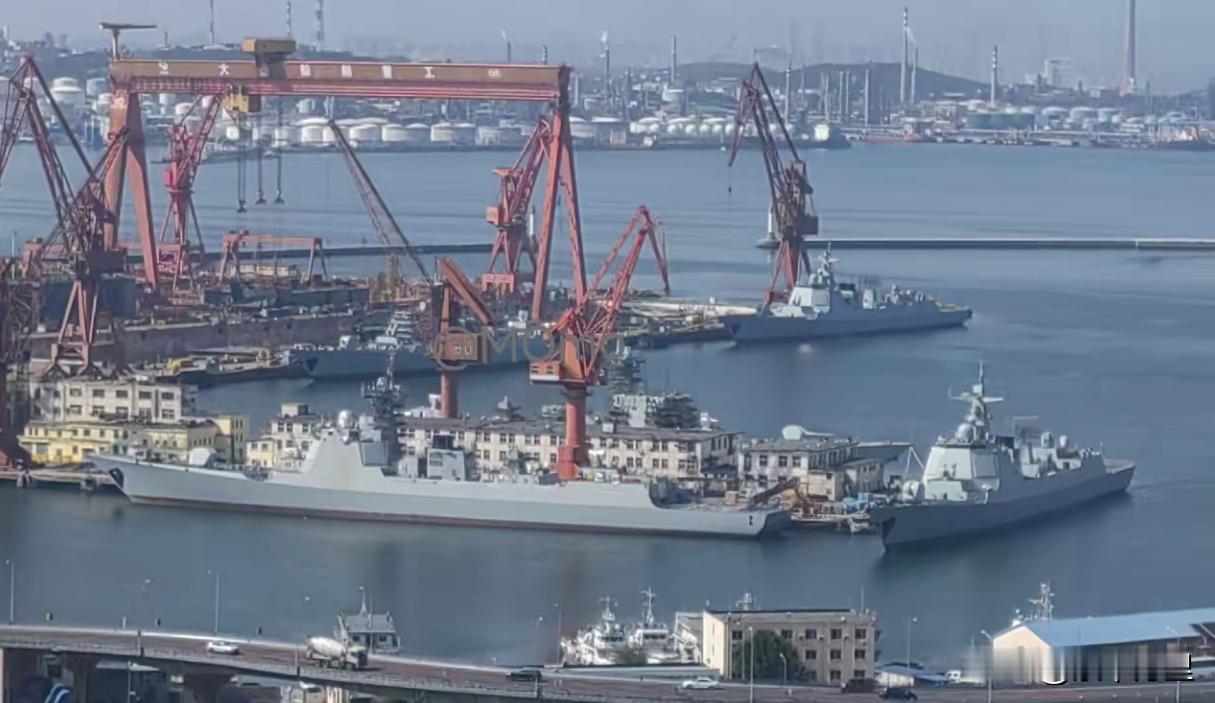太威武了！
港口停泊各种主力舰艇的盛况，1艘055型驱逐舰、1艘071型船坞登陆