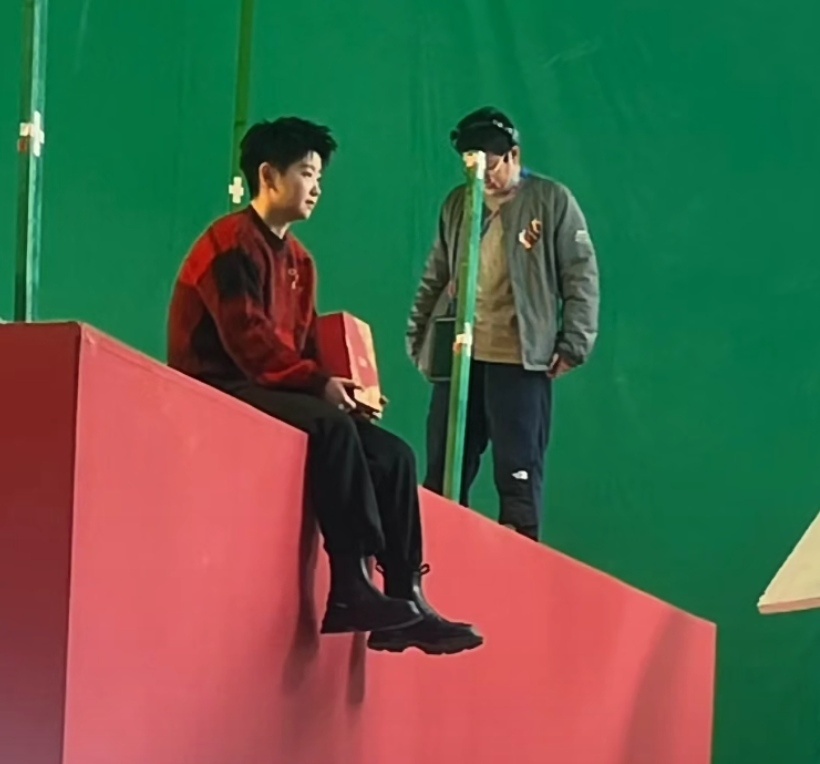 坐高高穿马丁靴的小宝宝 小猫鼻真的好挺好翘 我亲亲😗 