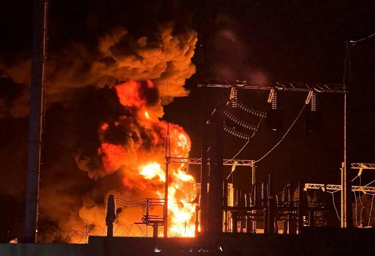 自11月初以来，乌克兰有以下能源基础设施在俄军空袭中被损坏或摧毁：17座大型热电