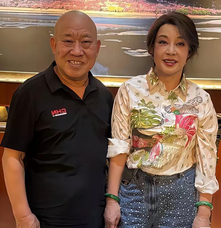 杜旭东与刘晓庆同框照
实在是太有画面感了
一个演的坏人，一个演的古装剧女神，就这