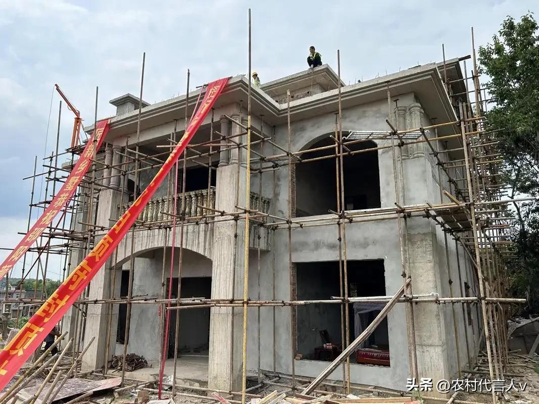 城里一套房，不如农村一个院！现在的农村，才是生活的真相。
 
“300万在城里买