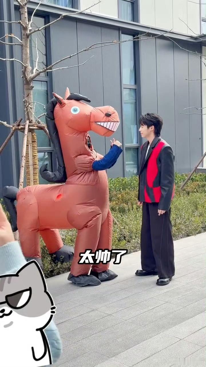 东方卫视春节晚会 内娱天选马系艺人孙天宇备战东方春晚太圈粉了！彩排和福马人偶的半