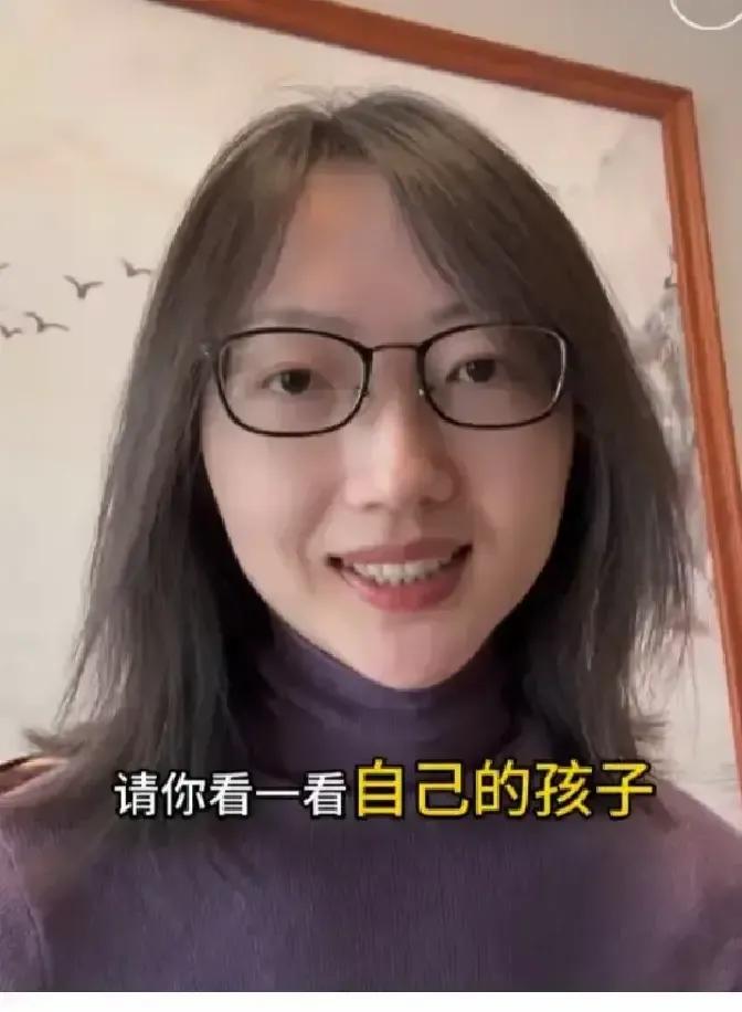 上海46岁单身女脑出血躺进ICU，医院翻遍通讯录只能找到她奶奶的侄孙。
那哥们连
