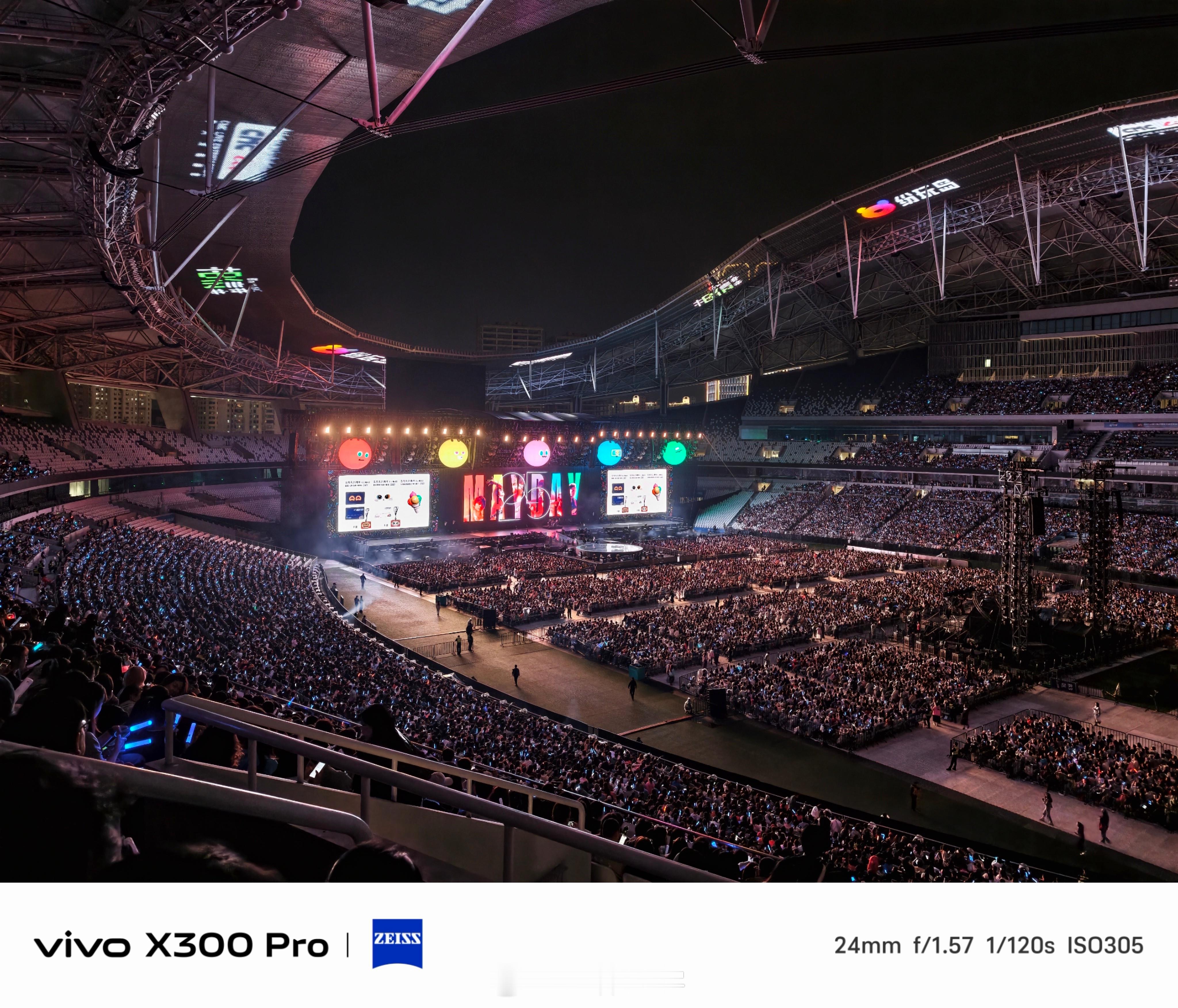 有一说一，演唱会拍摄我是真被vivo X300系列惊到了。现场灯光一会儿炫目一会
