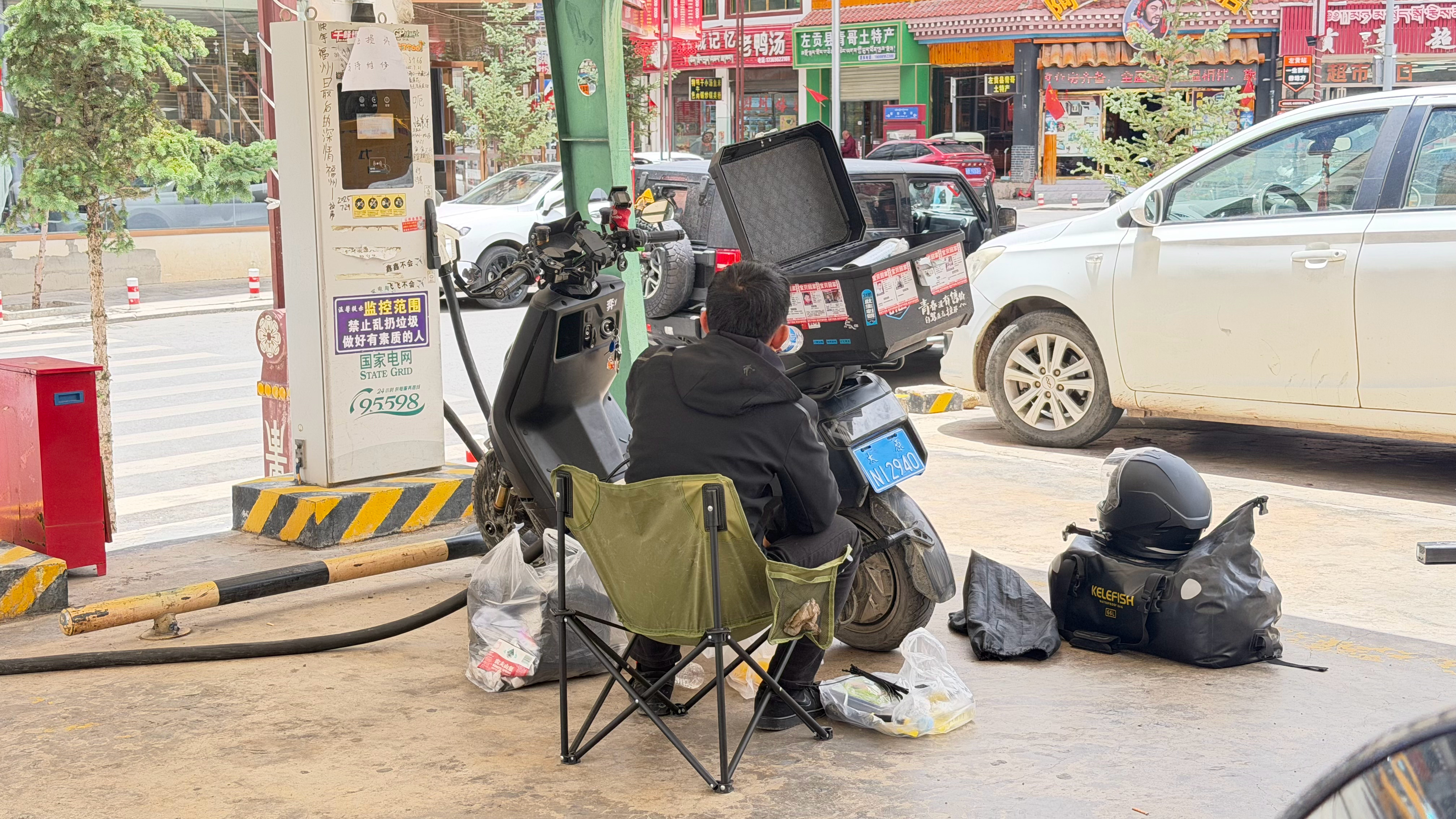 这哥们儿骑个电动车去拉萨，2.5度电用快充桩充电要1.5个小时我们开电车的司机都