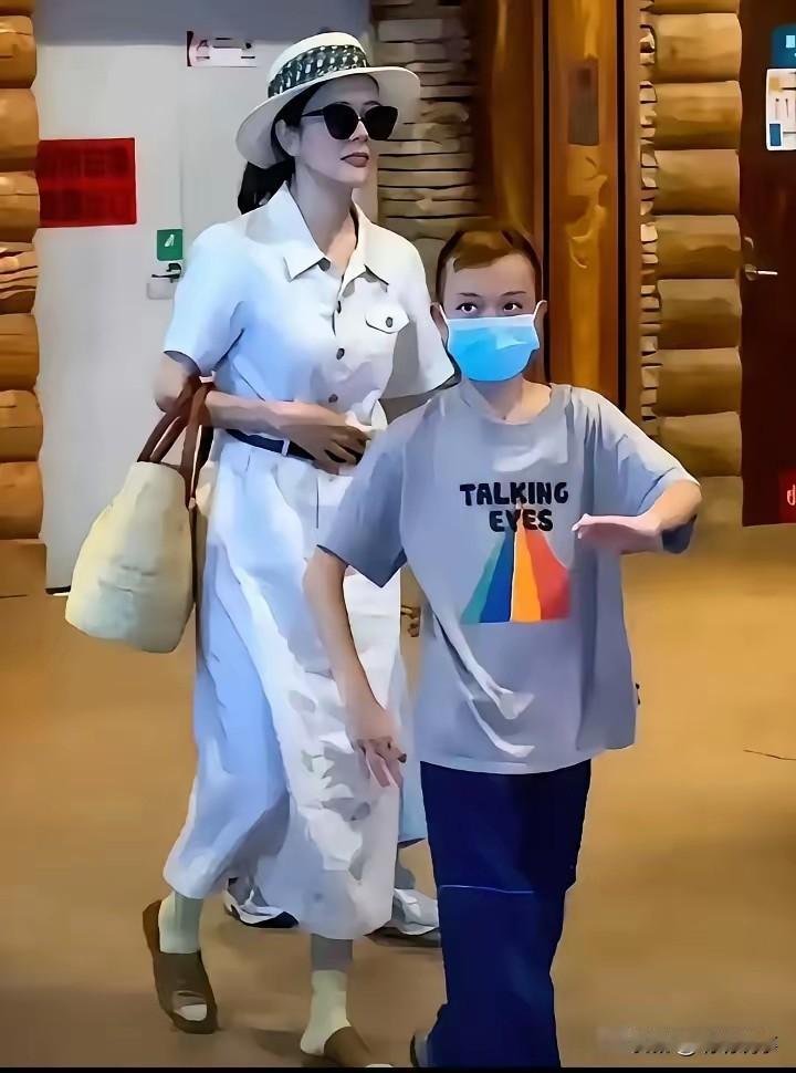 杨乐乐终于肯带11岁的儿子往外走了。

不是因为她突然想通了育儿经，也不是为了拍