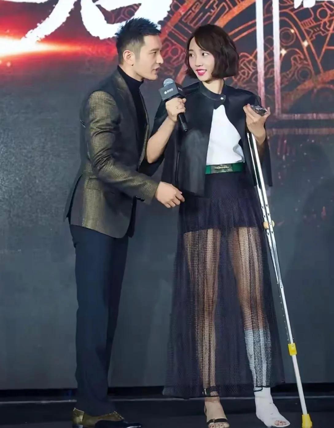 明星也不容易，白百合打着绷带，拄着拐杖也要卖力为新剧宣传。

之前看过一个视频，