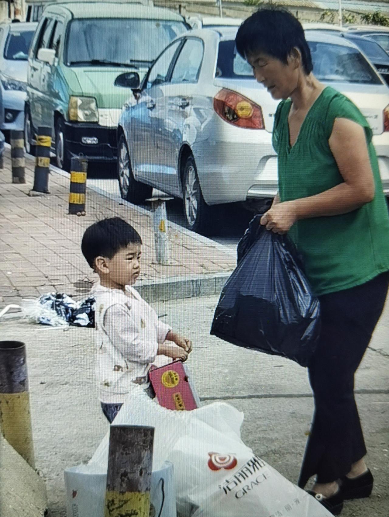 龙生龙凤生凤，老鼠生儿会打地洞。
看看这个捡垃圾的奶奶，推着婴儿车，载着小女孩去