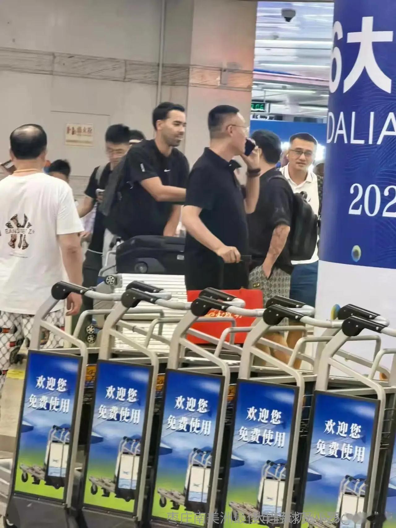 球迷晒图，德尔加多落地大连！
德尔加多作为国内球员，能力还是有的，现在有两个问题