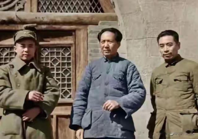 图片中的三个人物，右面是我们敬爱的周总理，中间站的是我们伟大领袖毛主席，最左边那