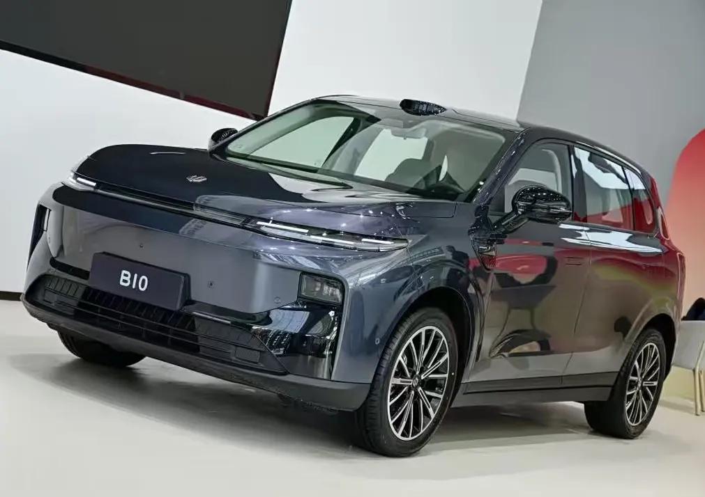 零跑B10：10万级纯电SUV的“配置屠夫”
 
2025年上市的零跑B10，以