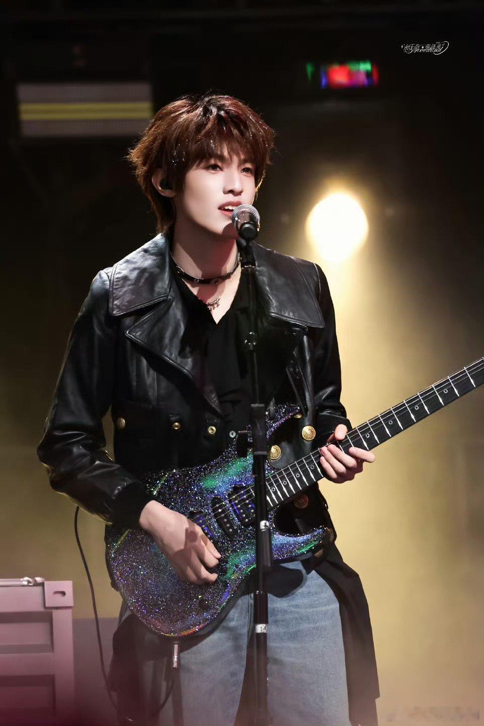 张泽禹真的天生爱豆吧！吉他手小宝帅的一批 