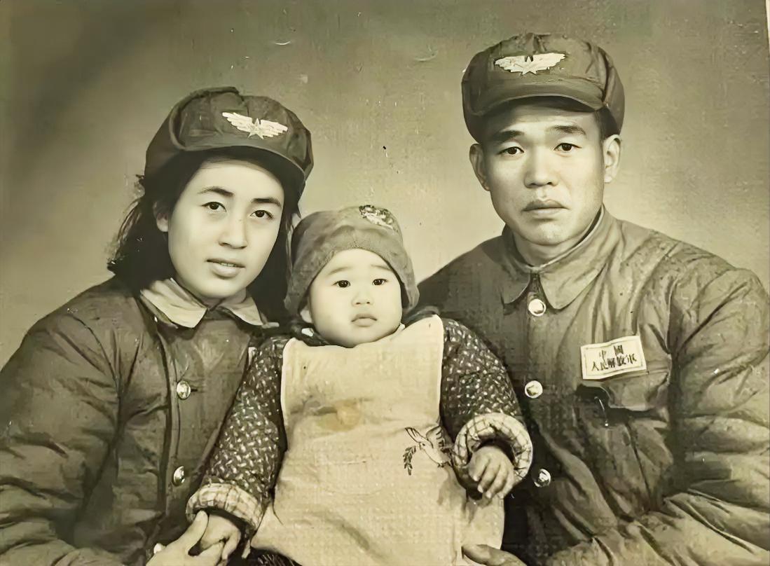 看到这张着50式军服的中国人民解放军空军干部全家合影，满满的历史感扑面而来。50
