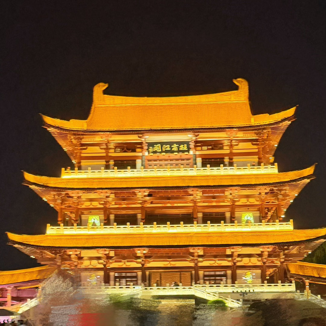 翎来长沙玩住我家见到乌，她：大卡车！ 我：其实乌还没到11斤见到mo，她：mom
