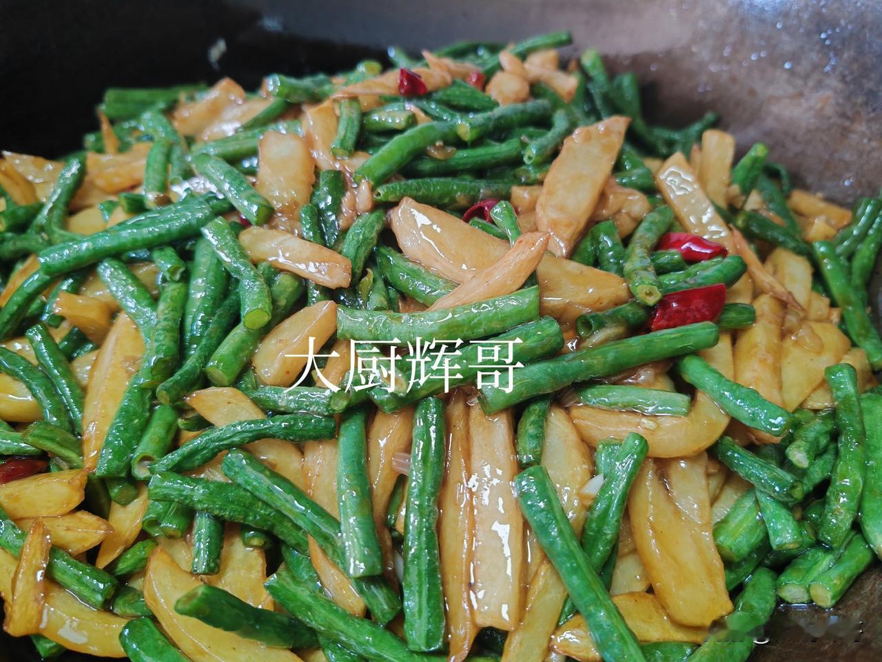今天最喜欢吃的一道菜是什么菜呢?
今日午餐是长豆角烧土豆条，也是八十一岁的老岳父