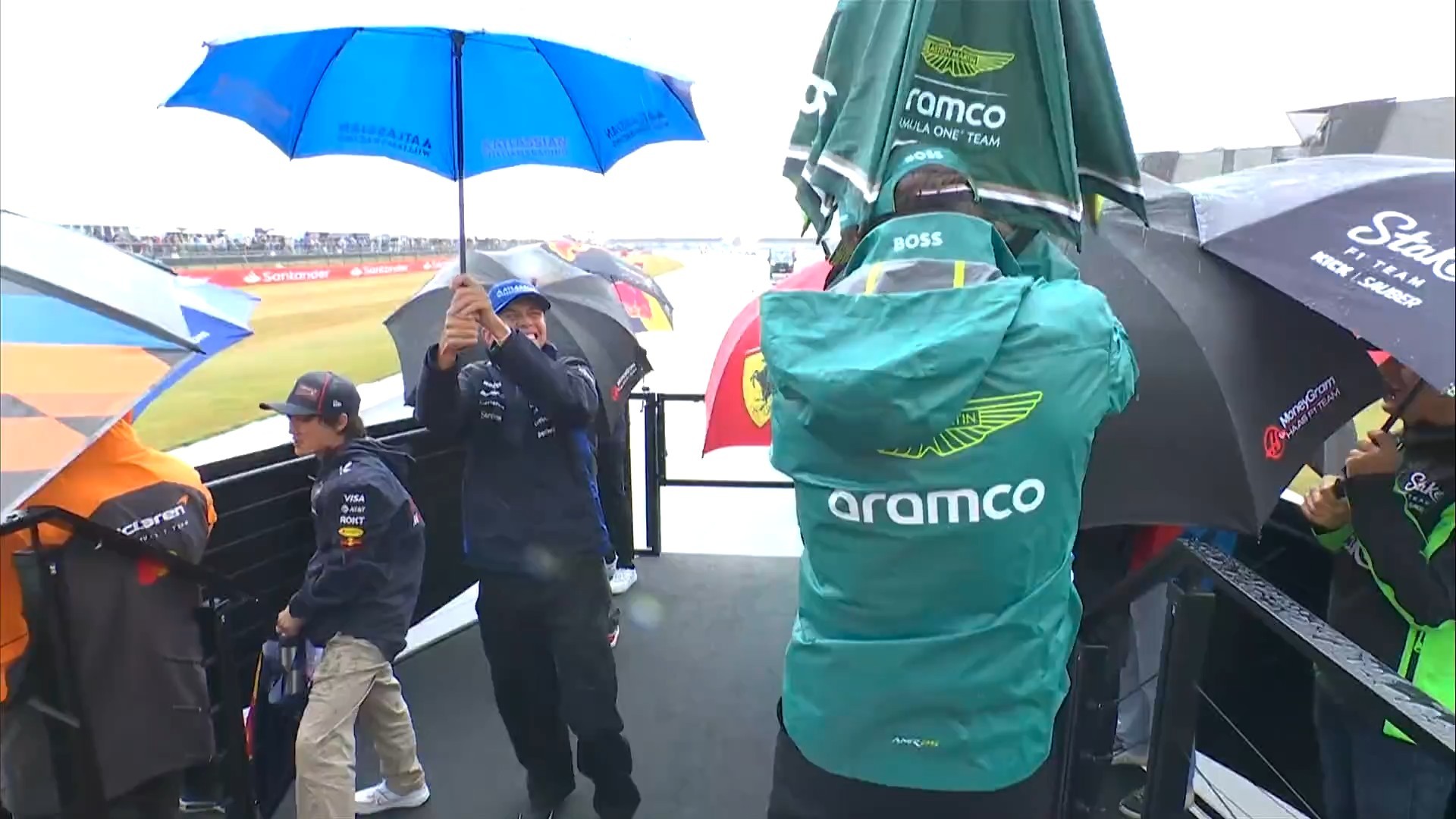拉猪车上有点挤，头哥把伞收了给阿尔本让道[doge]F12025F1英国大奖赛 