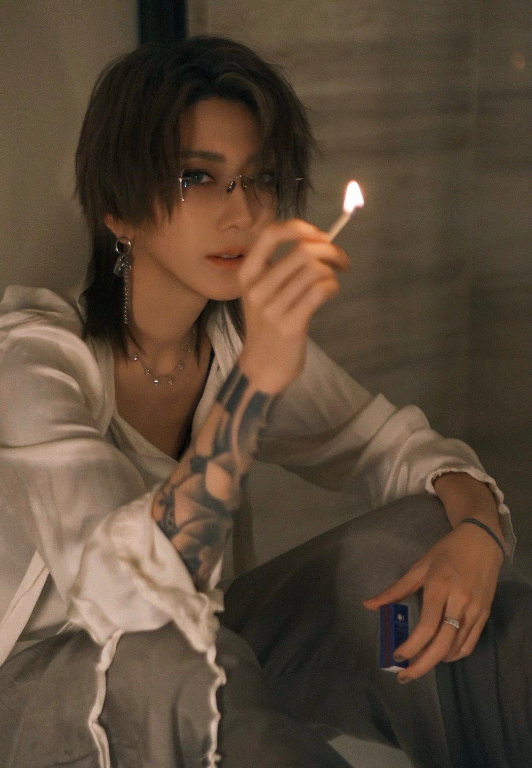 刘忻 对她的心疼有11年时差  时光那头你在哭泣，时光这头我们红了眼眶。11年的