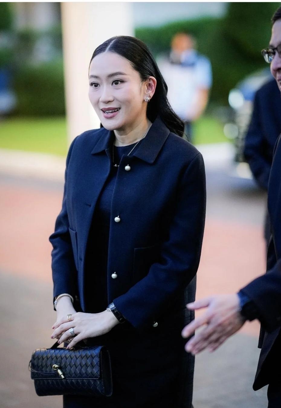 11月4日，又见佩通坦：她身着一袭黑色套裙，带着虔诚的心参加了已故中将威罗追思诵