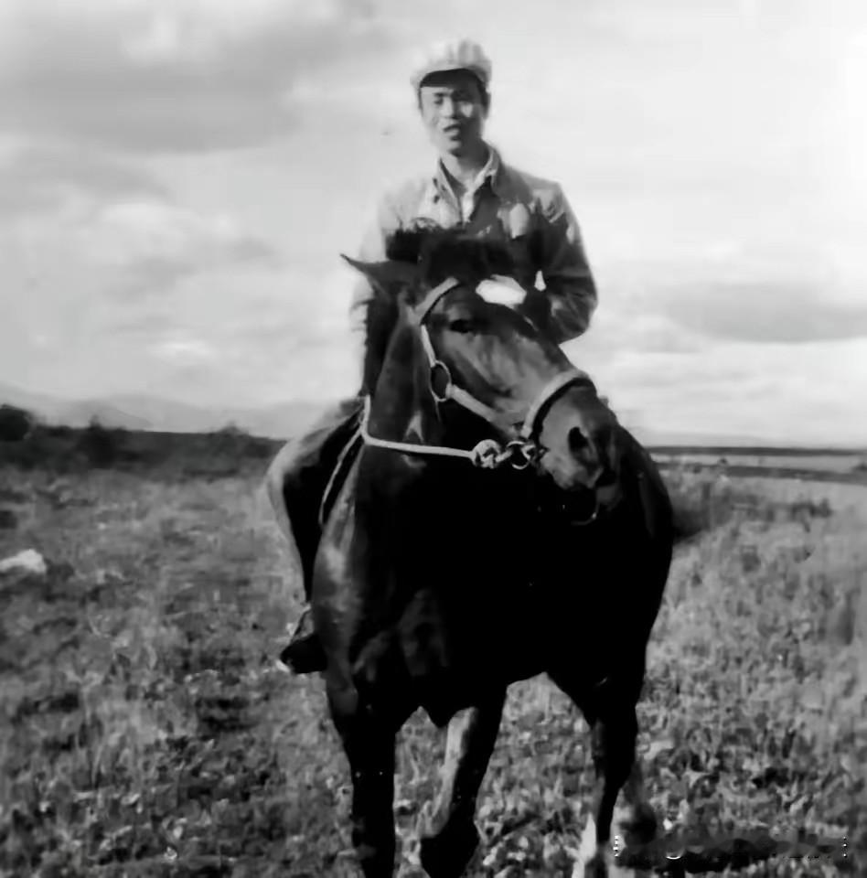 1949年，老红军黄明生返回宁都老家探亲，却四处找不到亲人了，最终，在当地干部的