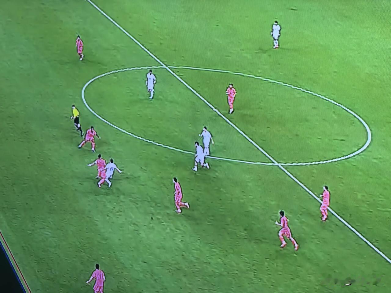 国足上半场0-3巴勒斯坦队，第15分钟巴勒斯坦进球，比分0-1；第21分钟，巴勒