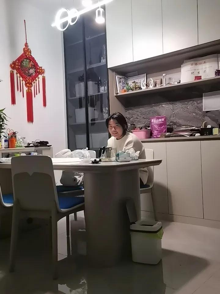 初二的学生。
作业每天必背一篇英语课文。
个人以为，真没什么必要。
但是，不敢劝