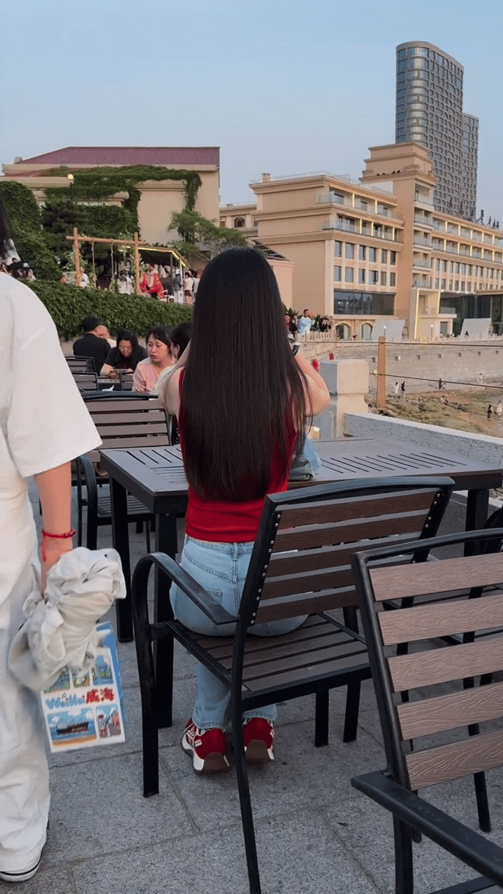 小姐姐的长发又顺又直，好看的咧！