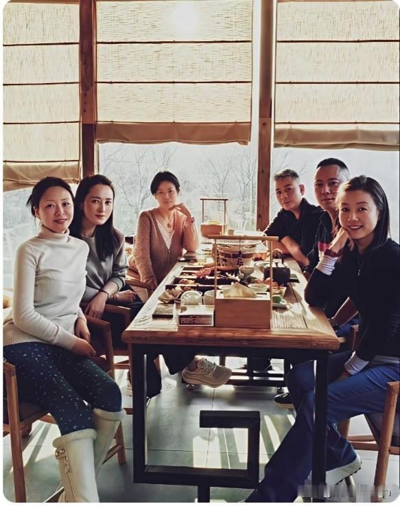 蒋勤勤春节回四川老家和老同学聚会啦！

六个人围着一桌，四女两男热热闹闹的。
