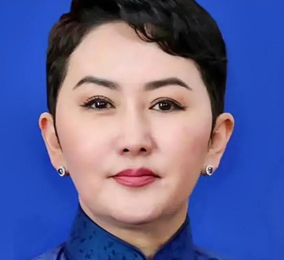 她出身牧民，三语无翻译，在中俄夹缝里走钢丝——这种人才，真的不多了
说实话，看到
