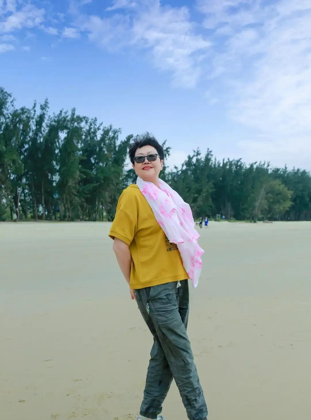 21岁姑娘为抢单位分房指标，咬牙把婚结了，结果院长只批三天婚假，还拍桌子吼“政策