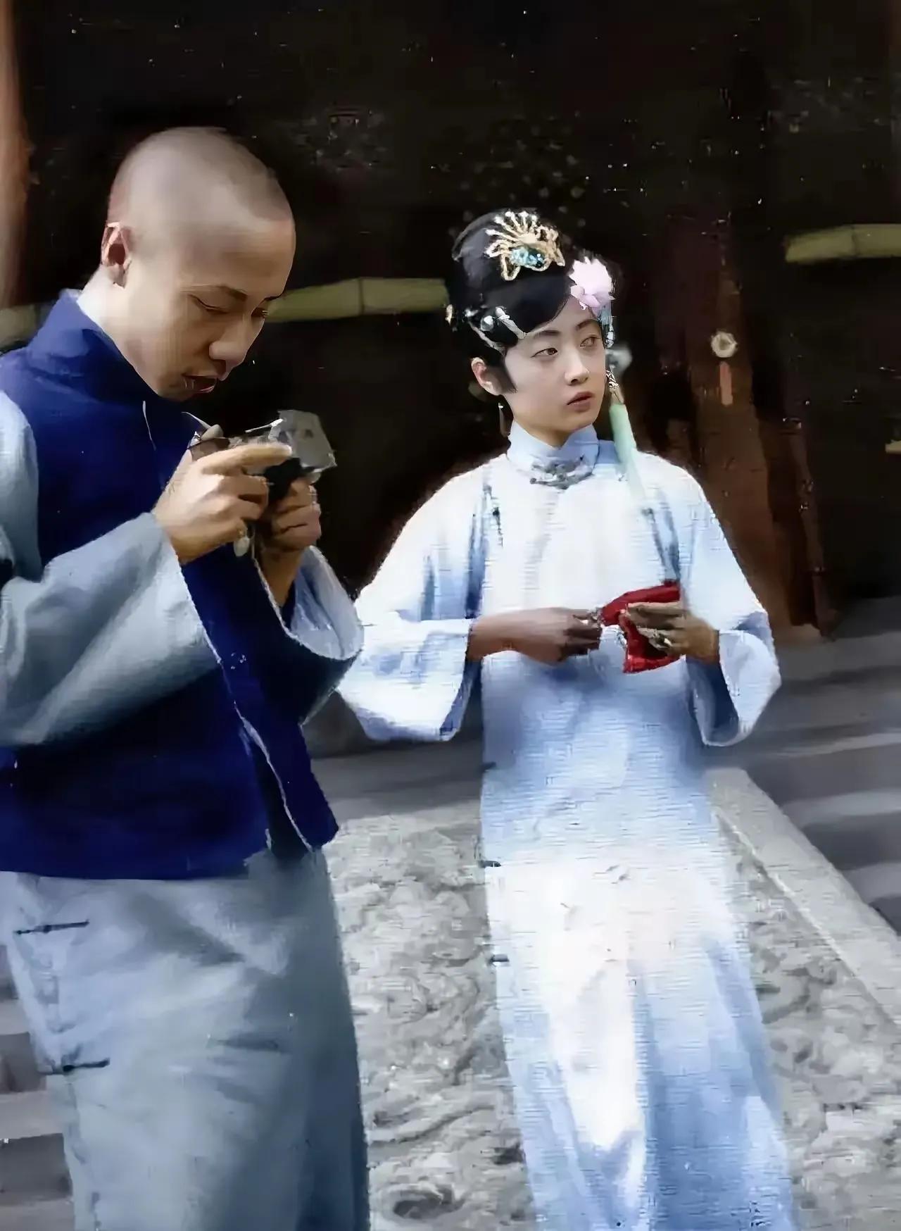 那个时候真是“国破山河在，城春草木深”！末代皇弟赙仪和末代皇后婉容像困在笼中的鸟