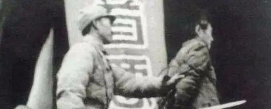 1951年国民党女特务王化琴，被解放军战士押往刑场，就在行刑队准备拉响枪栓时，一