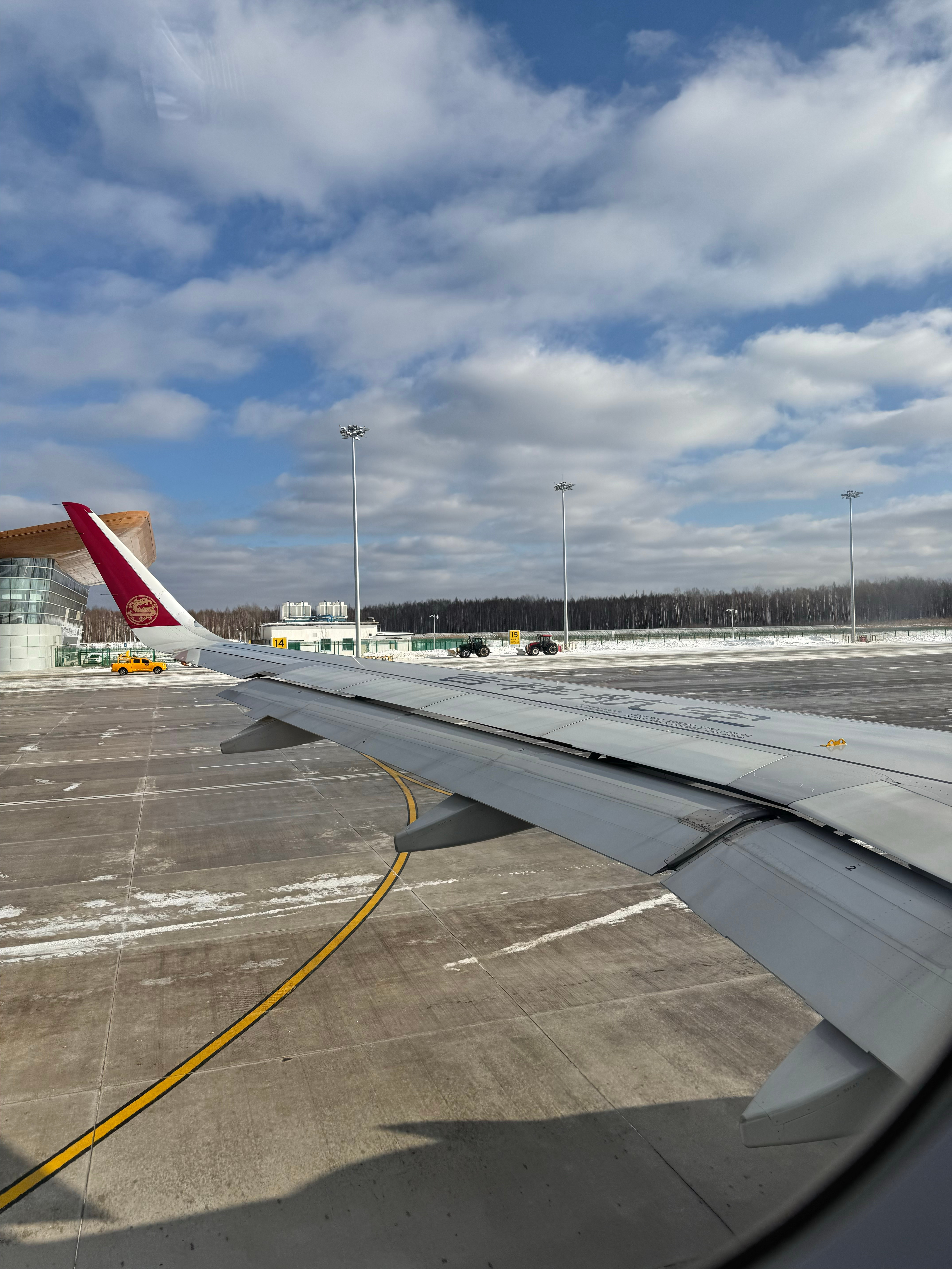 上海浦东机场安检最近很严格，只允许一件行李，如果你是背包+行李箱，那就得托运一件