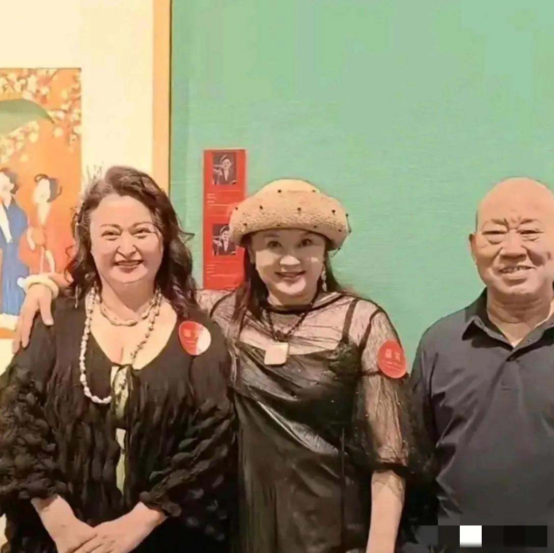哇塞，画面中卷发垂肩的王璐瑶身宽体胖，丰满健硕，脖粗眼大，双下巴明显，变得几乎认