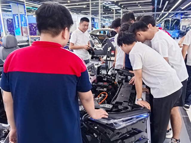 新能源汽车技术毕业后干什么？新能源合适岗位和学校推荐