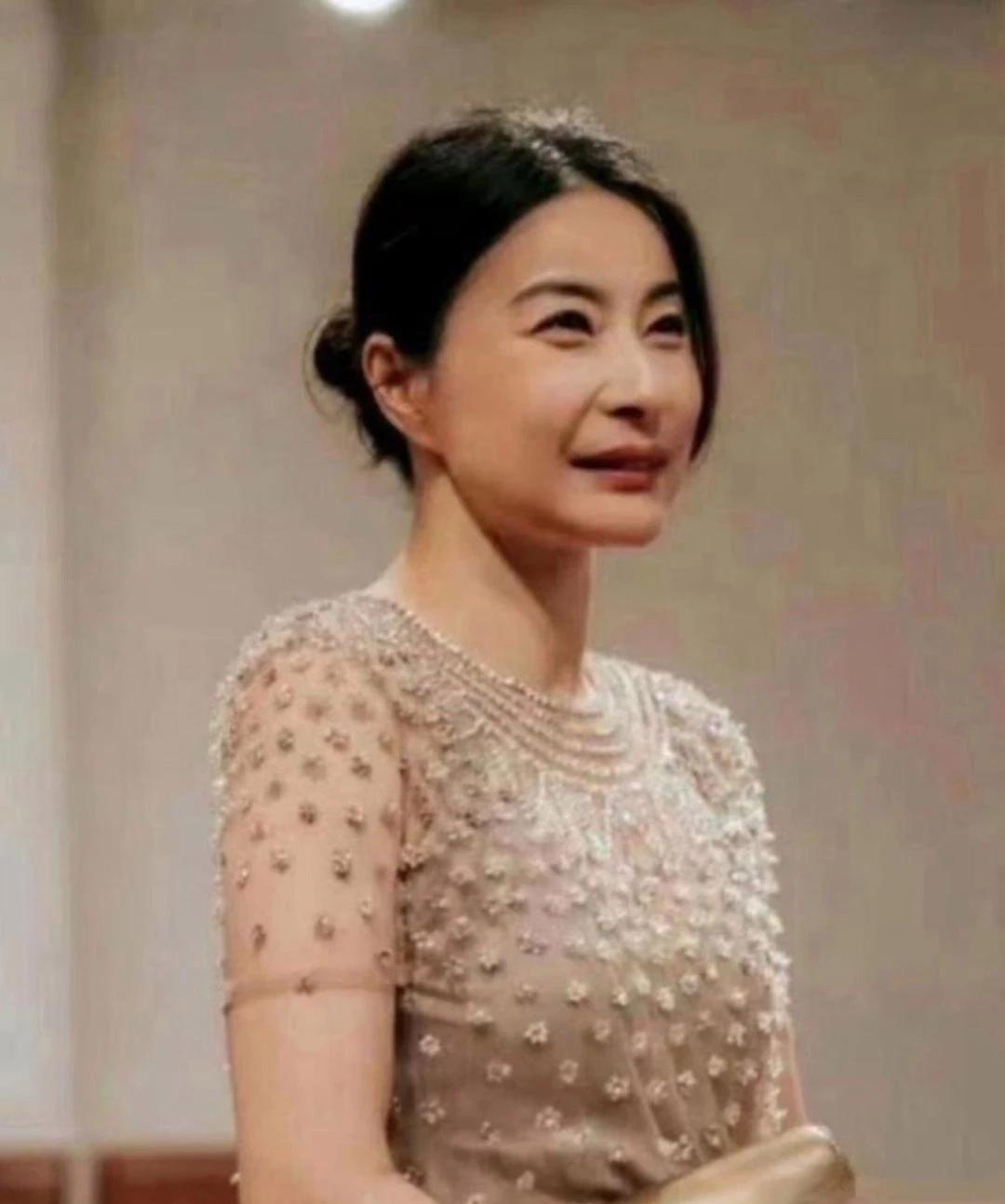 郭晶晶，平时都是简简单单的样子，但一旦她用心打扮起来，那气质和魅力，真的是让人眼