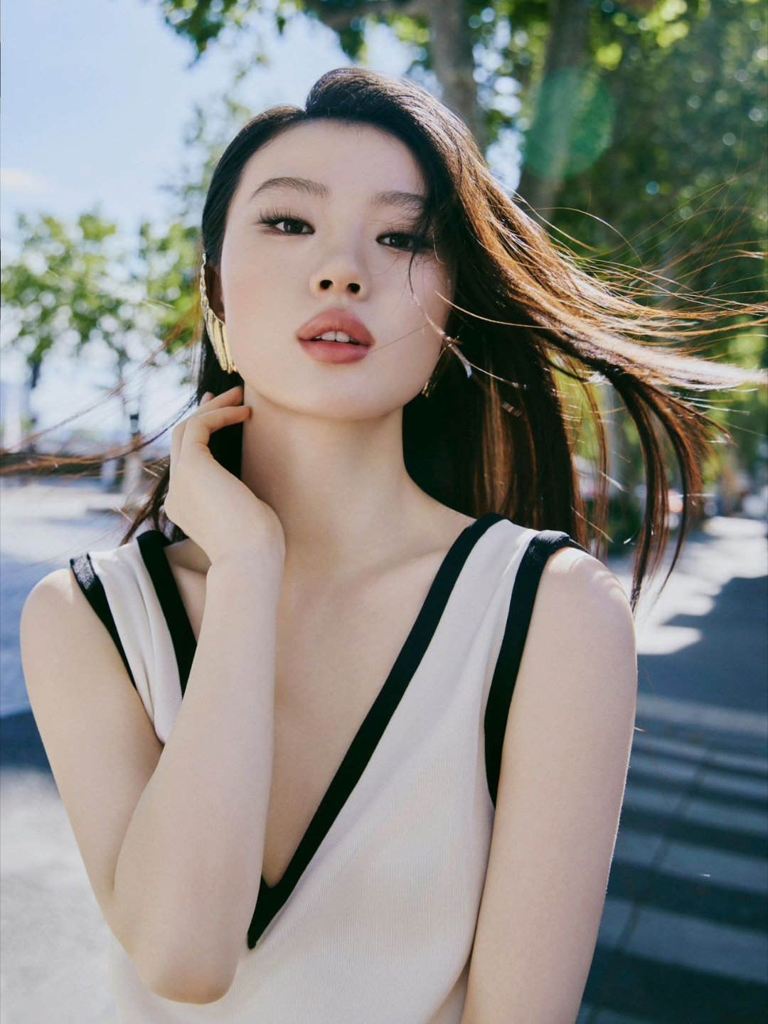 单依纯只戴一边耳环的原因找到了 别人戴大耳环是为了美，单姐戴大耳环是怕耽误聊天！