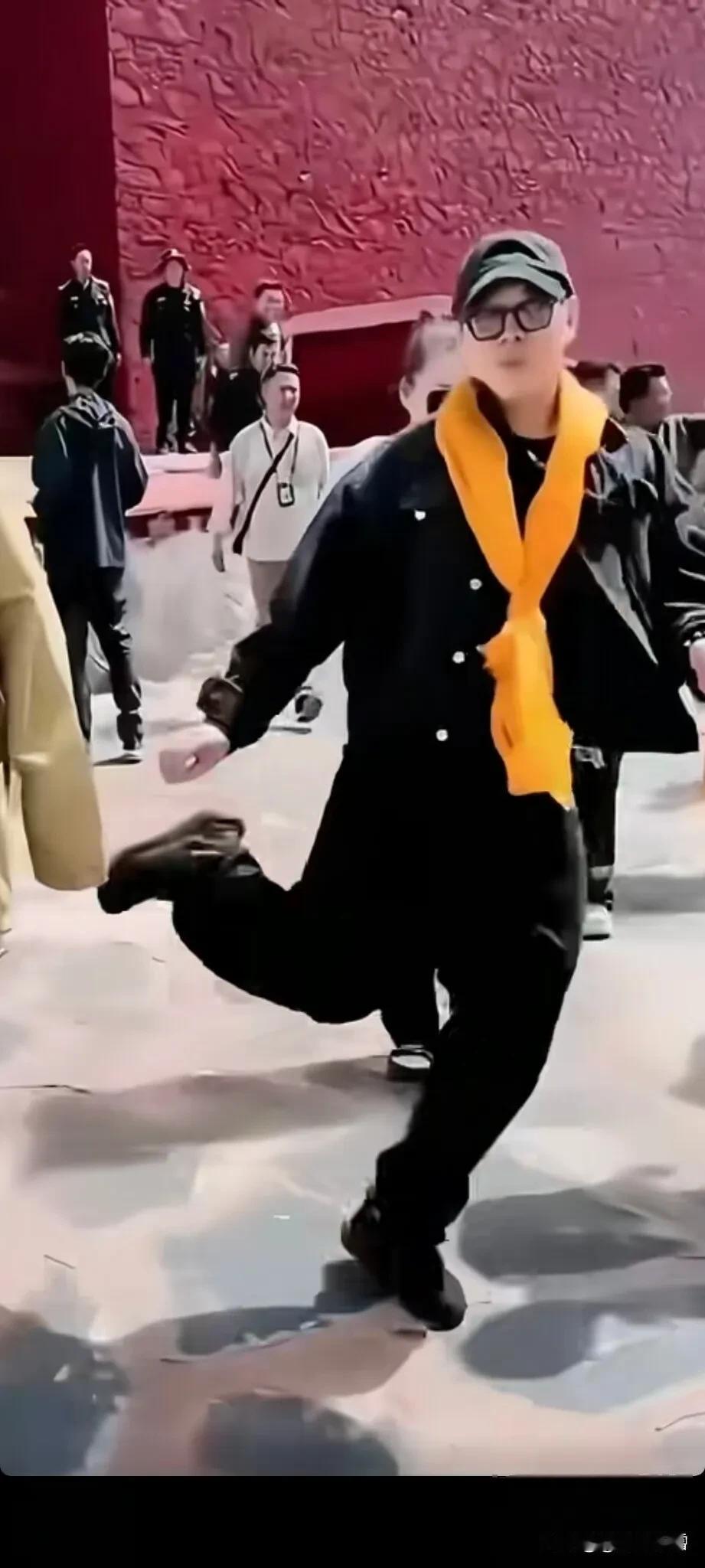 60多岁的李连杰在西藏的寺庙。

可能是金钱名声地位都有了，一想起来就幸福感爆满