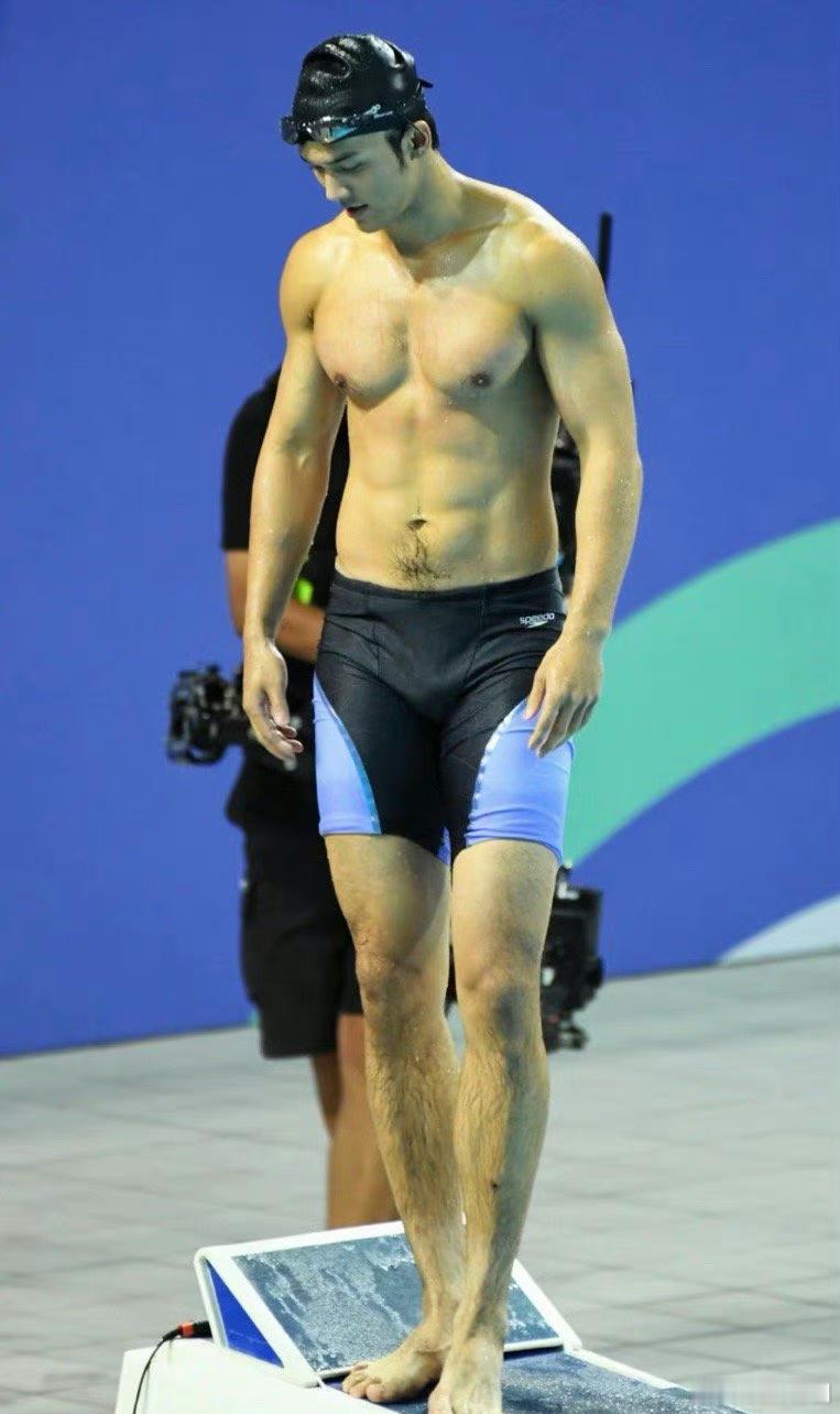 陈牧驰怎么什么热度都想蹭？还游起泳来了 ​​​