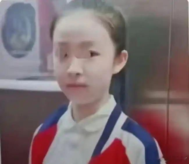 广州。一个班主任正在办公室批评一个女孩。她问:"你妈妈是做什么工作的?"女孩回答