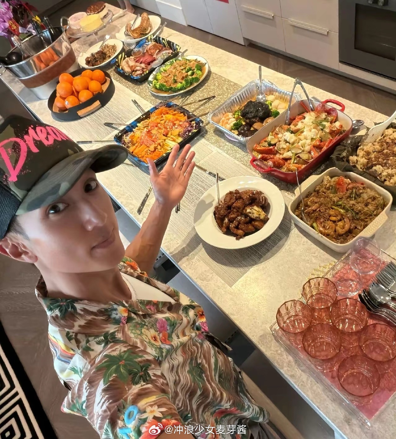 歌手吴尊家的年夜饭，瞅瞅文莱华人家庭过年吃的是些啥 