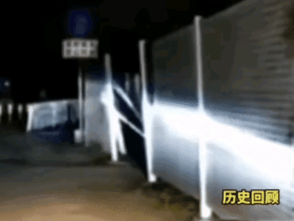 让有些老人看孩子、带孩子、哄孩子，真是不放心啊，画面中的这个老人背着孩子溜达，结