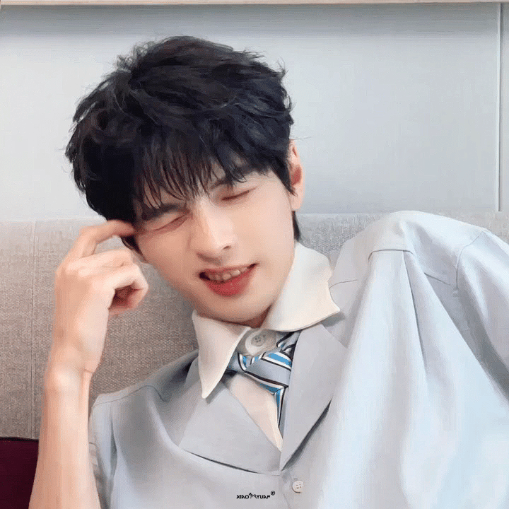 仔细揣摩了这张live并做成了动图，这咋这么萌啊！像个小宝宝一样👼🏻蒲熠星 