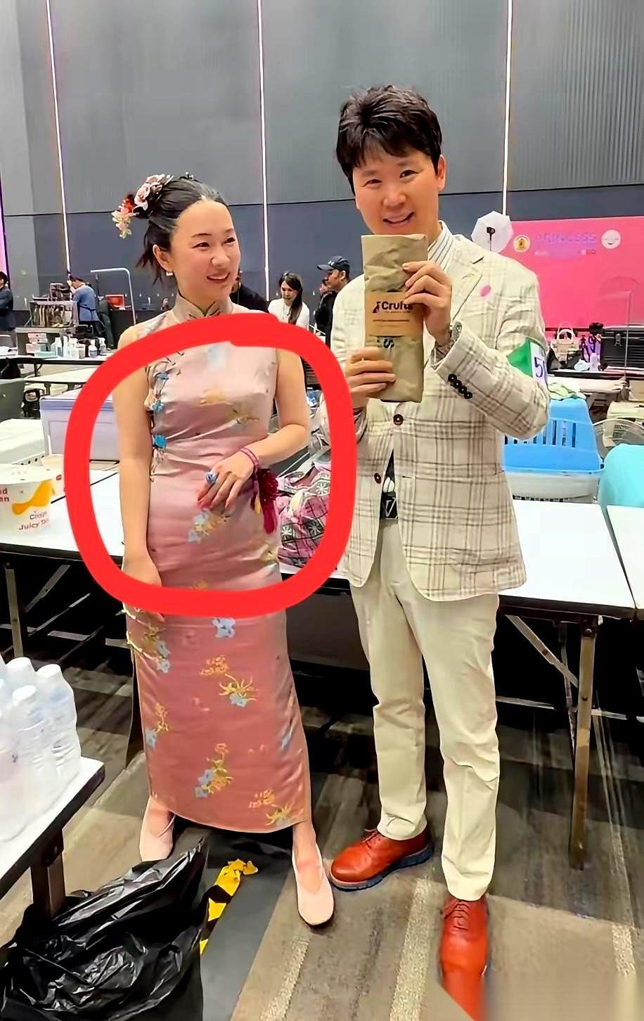 45岁的霍思燕穿旗袍翻车了？
这照片说实话，给咱普通女人提了个醒！
别以为身材好