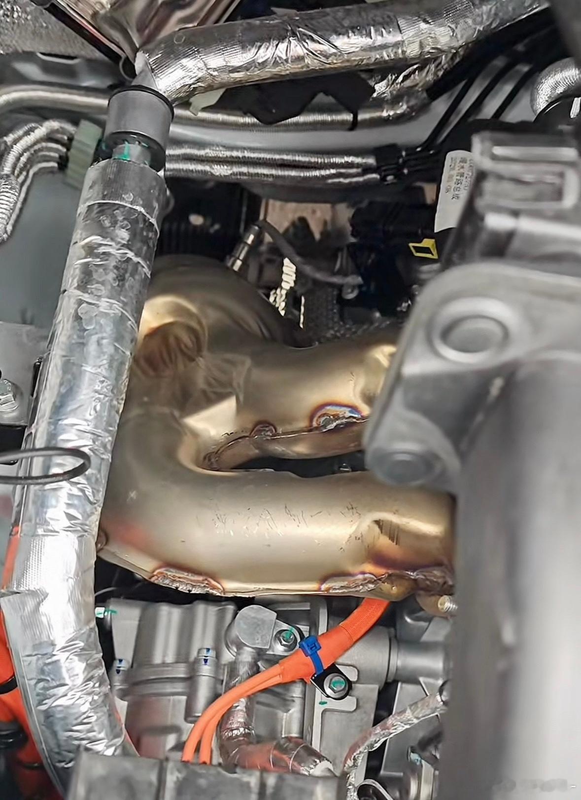 大拿V1的965cc并列双缸增程器，亏电油耗6～7升/百公里。 