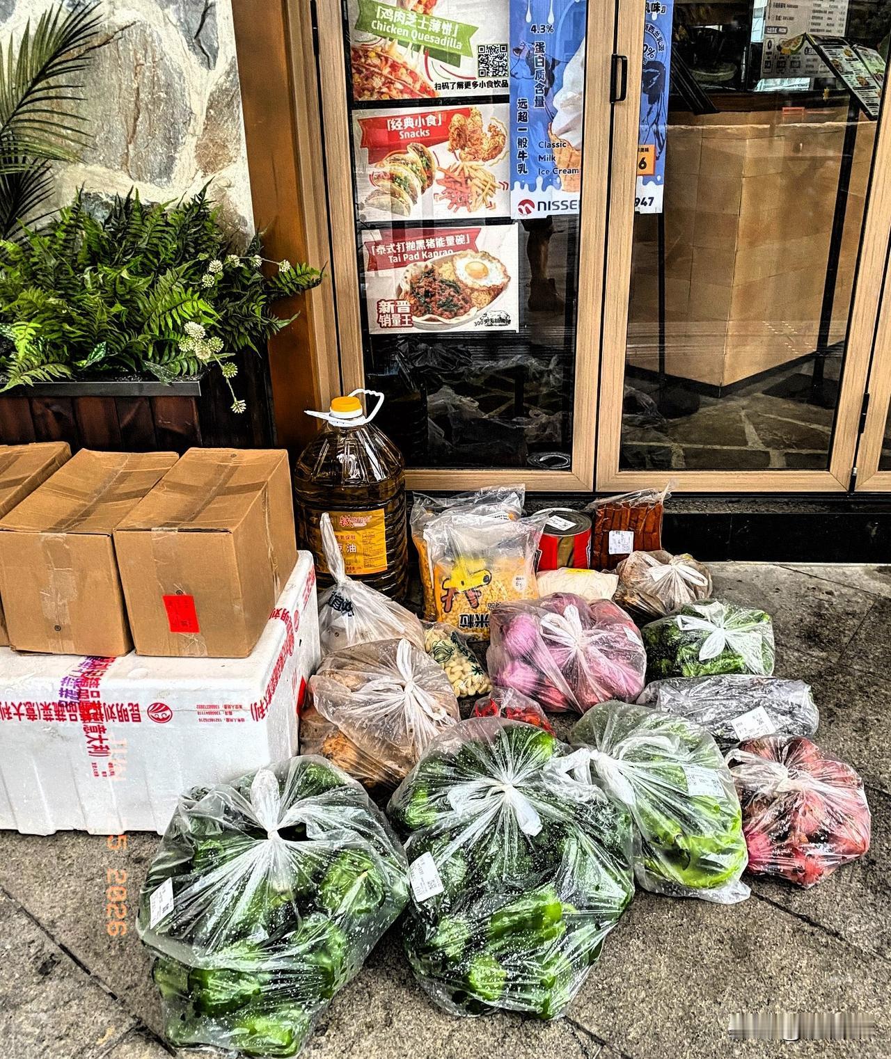 清晨时分，天幕下的店家门口已然堆满了各式各样的食材，皆是为当日开门营业所备，自然