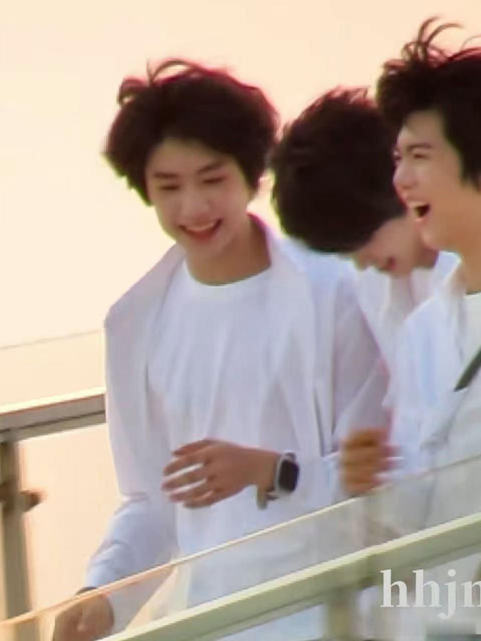 陈奕恒夏日海边氛围感 谁能拒绝海边的清新少年，陈奕恒气质干净舒服，和角色高度贴合