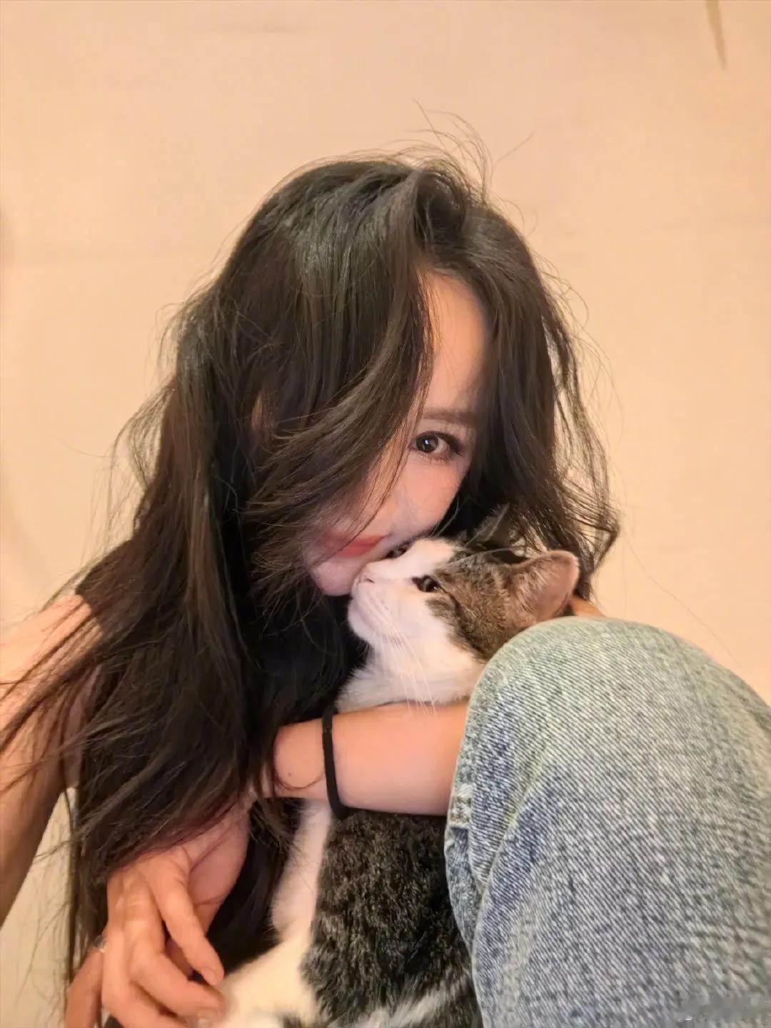 杨幂晒与猫咪合照，一人一猫好温馨。

看猫咪这习以为常的样子，杨幂一定经常抱它，