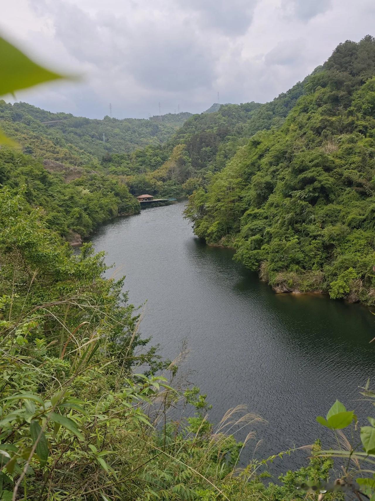 〔彭州鸭子河〕
从牛心山下来，有条岔路沿河继续往山里延伸，路面崭新，忍不住前去探