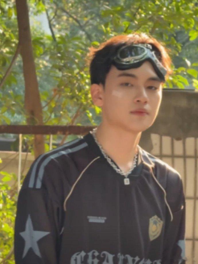 #这是真成夏圣钦了# 痛子的颜值逆袭之路，简直就是一部励志大片。现在的他，已经完